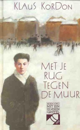 Omslag van Met je rug tegen de muur
